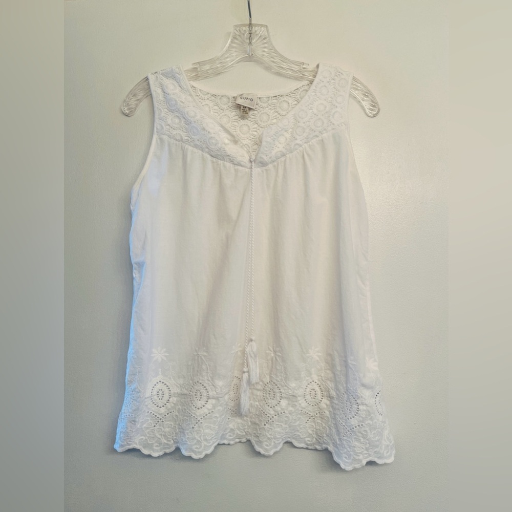 Cupio white sleeveless top with eyelet lace and tassel tie detailing size S/P
